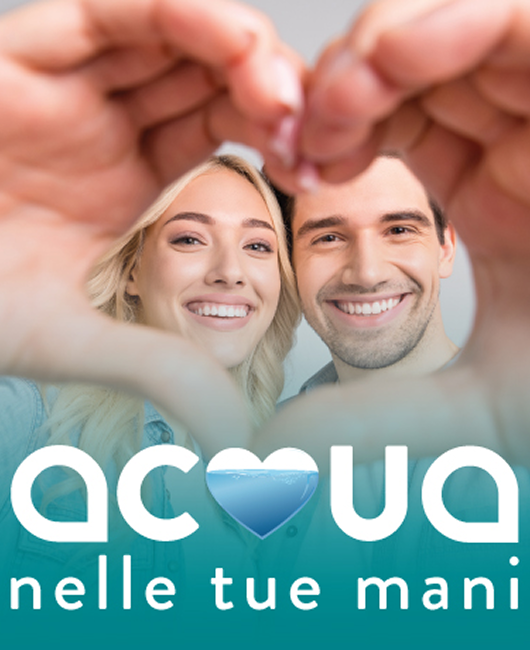 Un uomo e una donna sorridono all'obiettivo mentre con le mani di entrambi formano un cuore che incornicia i loro volti