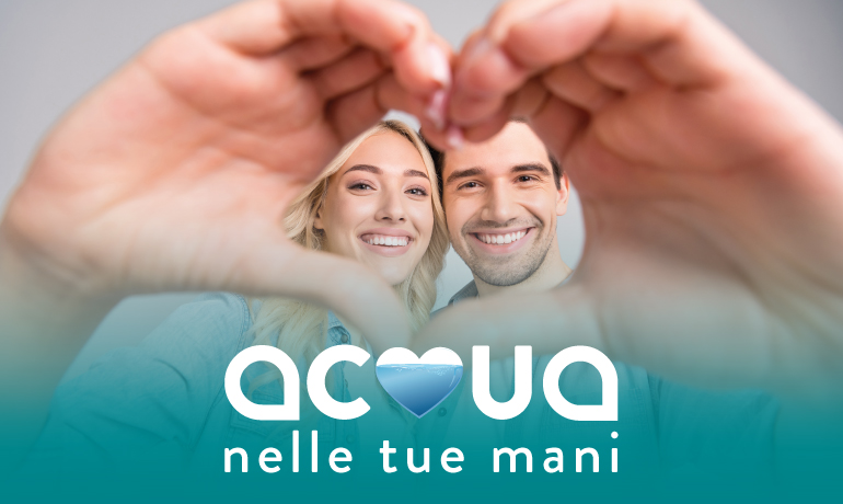 Un uomo e una donna sorridenti sono inquadrati da due mani in primo piano che formano la sagoma di un cuore. Nella parte inferiore compare lo slogan 'acqua nelle tue mani', con la lettera 'o' della parola 'acqua' sostituita da un cuore azzurro riempito d'acqua.
