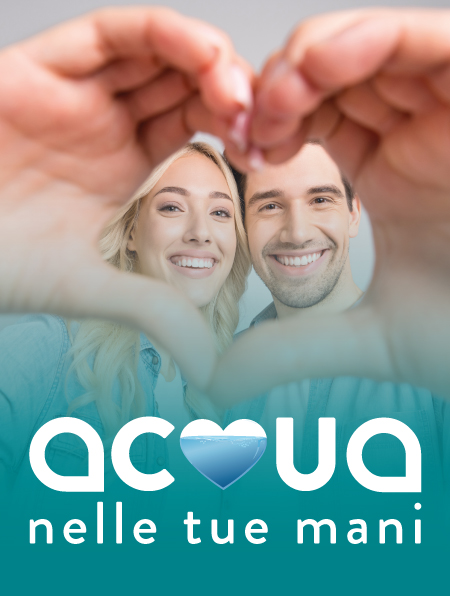 Un uomo e una donna sorridenti sono inquadrati da due mani in primo piano che formano la sagoma di un cuore. Nella parte inferiore compare lo slogan 'acqua nelle tue mani', con la lettera 'o' della parola 'acqua' sostituita da un cuore azzurro riempito d'acqua.