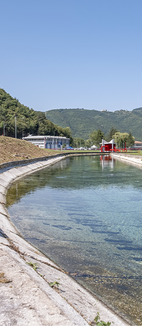 Una cascata nel bosco nel territorio gestito da Ato 2