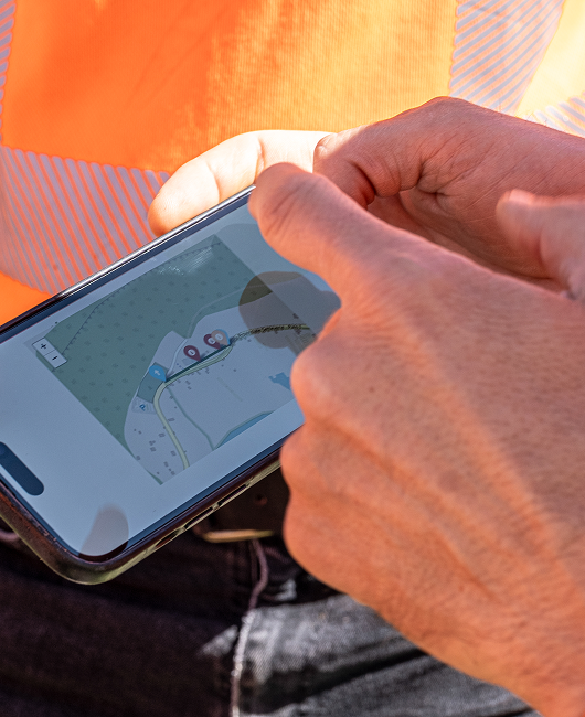 Tecnico Acea Ato 2 monitora dati dallo schermo di uno smartphone