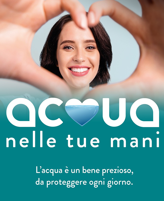 Campagna Bonus Idrico Integrativo 2025, con un uomo e una donna che sorridono rivolti all'obiettivo e creano un cuore con le loro mani